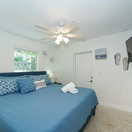 Modern, Fresh - Only 3 Miles To The Beach!